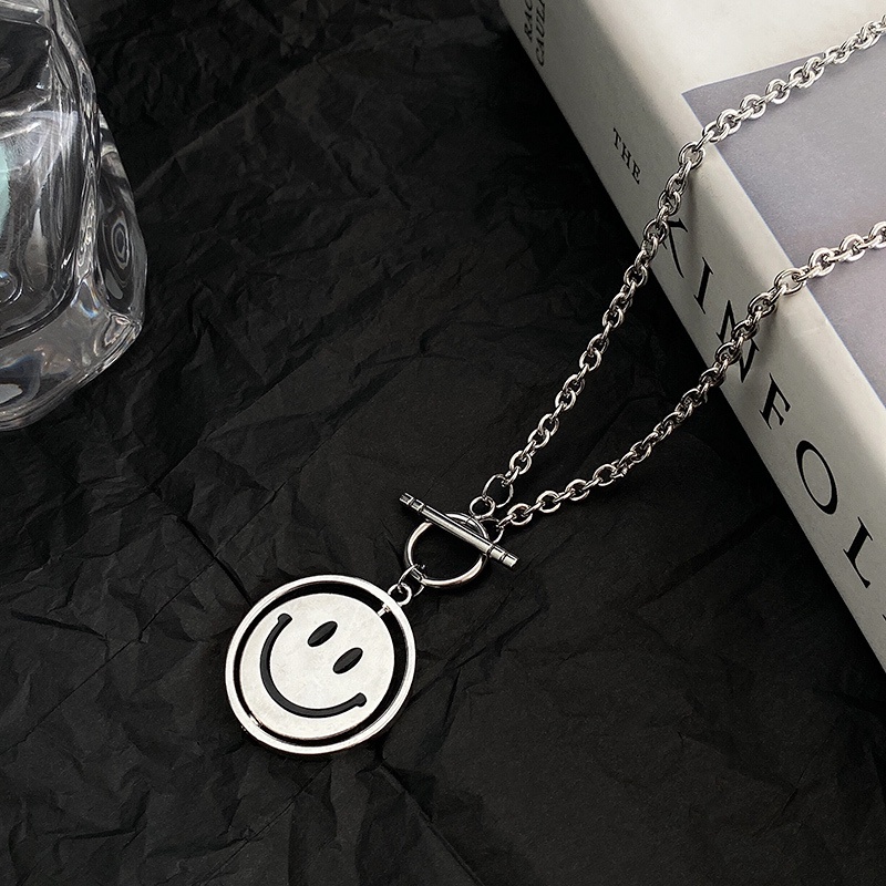 Kalung Rantai Klavikula Dengan Liontin Smiley Dapat Berputar