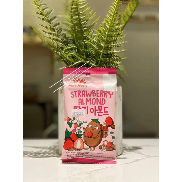 

Nuts Holic Strawberry Almond
