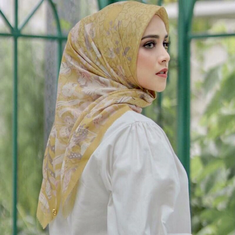 [READY STOCK] Daisy Series in Yellow by Buttonscarves - Jilbab Voal Segi Empat