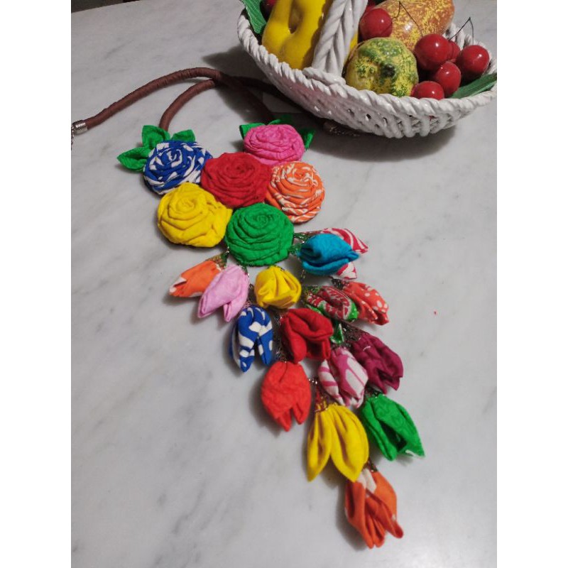Kalung bunga batik
