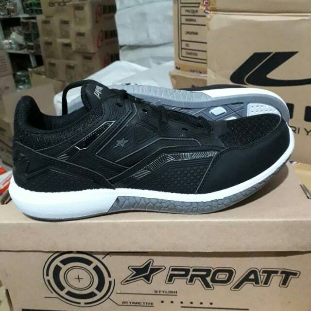 Sepatu pria olahraga pro att BMW hitam putih