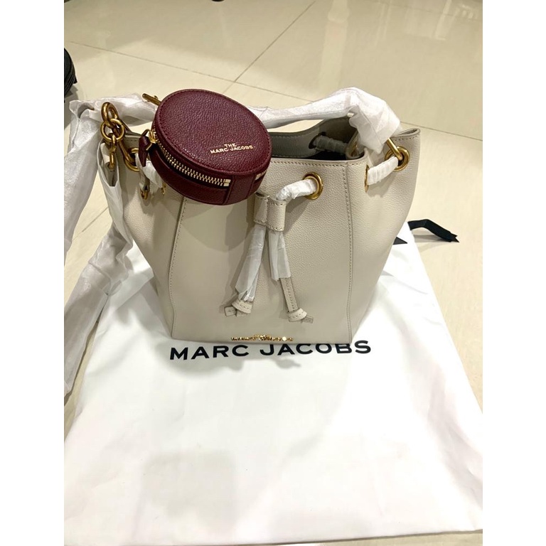 The Marc Jacobs Bucket Bag warna OatMilk