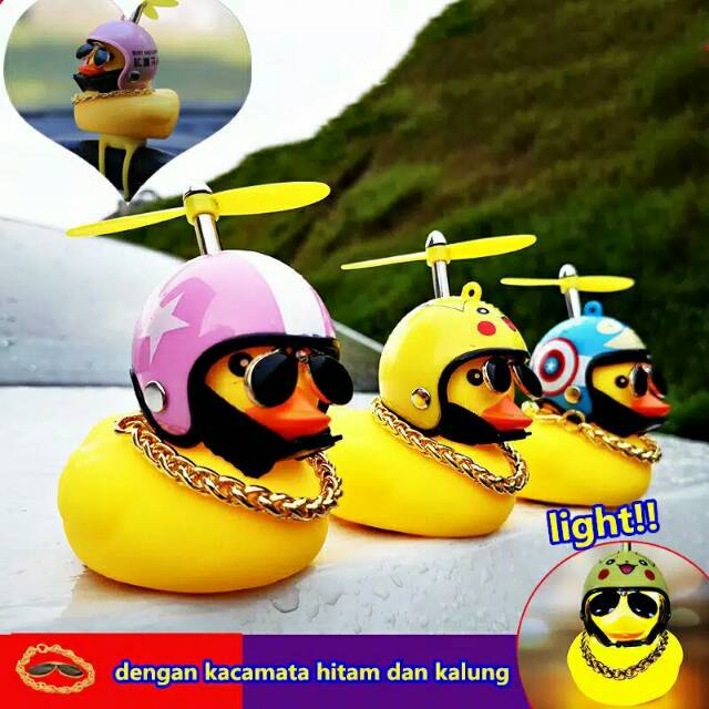 Set Bebek Karet Helm Kacamata Kalung LED Baling-Baling Bisa Berputar Pajangan Mobil Sepeda Motor