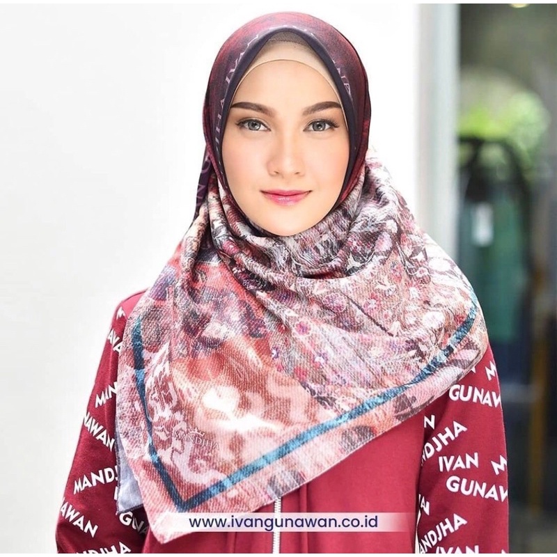 Milan Maroon Scarf Mandjha Hijab Segi Empat Ivan Gunawan Original