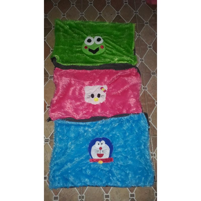 sarung bantal bulu