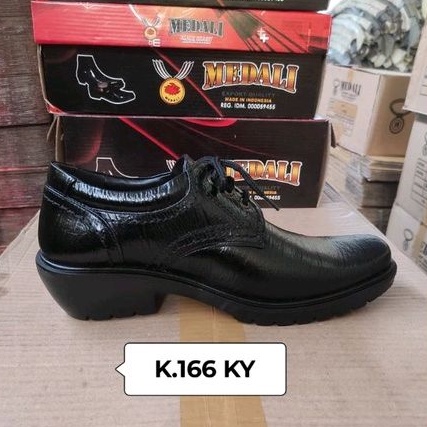 Sepatu kulit pria Medali tali hidup tampil lebih keren