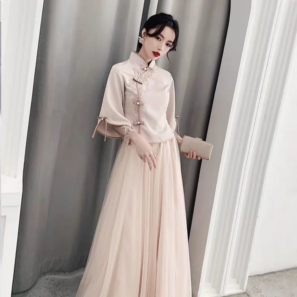 Bridesmaid dresses are long and elegant. You can usually wear Chinese retro improved cheongsam weddi