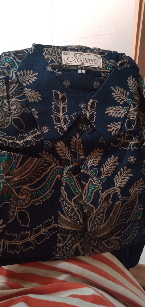Batik Myrna - Kemeja Batik Pria Atasan Lengan Panjang Motif Kembang Goyang Dongker
