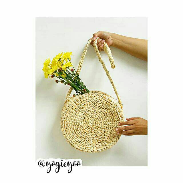 Tas bulat selempang anyam eceng gondok