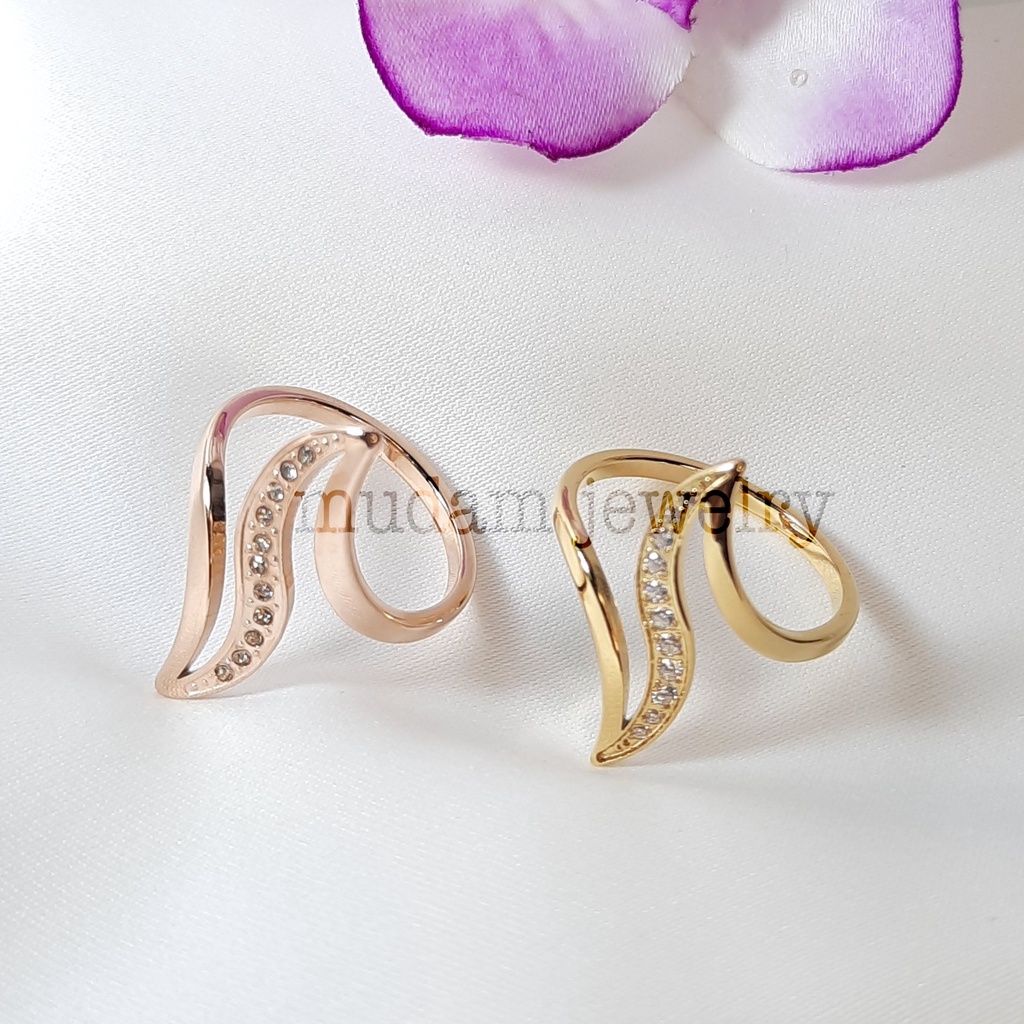 Cincin Titanium Dengan Barisan Permata Artifisial  Tersedia Warna Rose Gold, Gold dan Silver