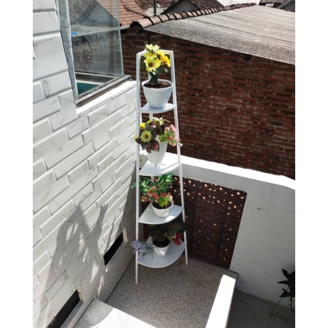 rak bunga full besi sudut ruangan