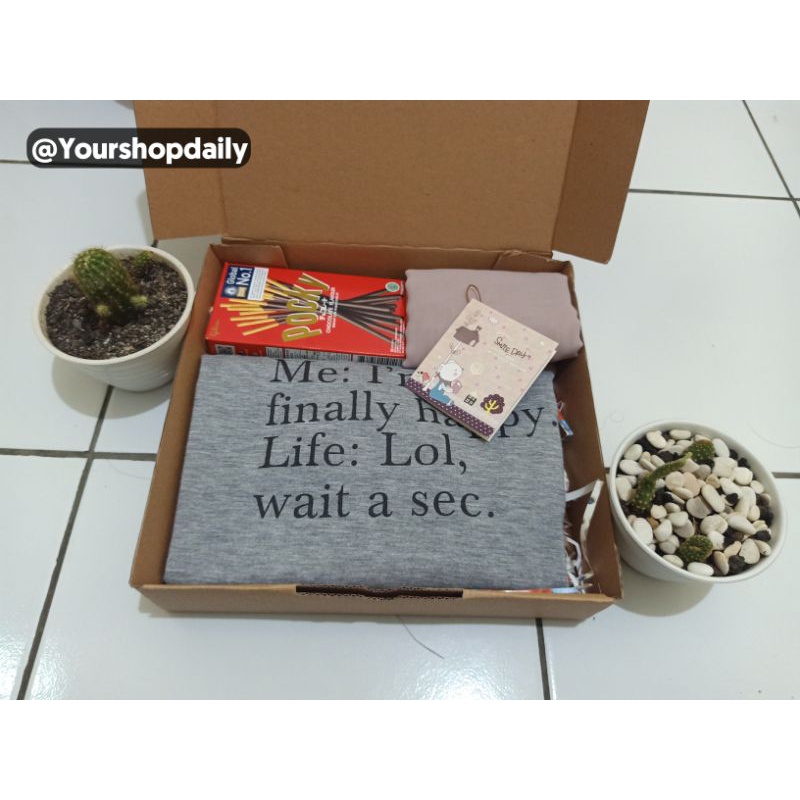 

Hampers Kaos dan Snack murah