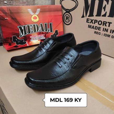 Sepatu kulit pria pantofel sepatu kerja formal tampil lebih keren