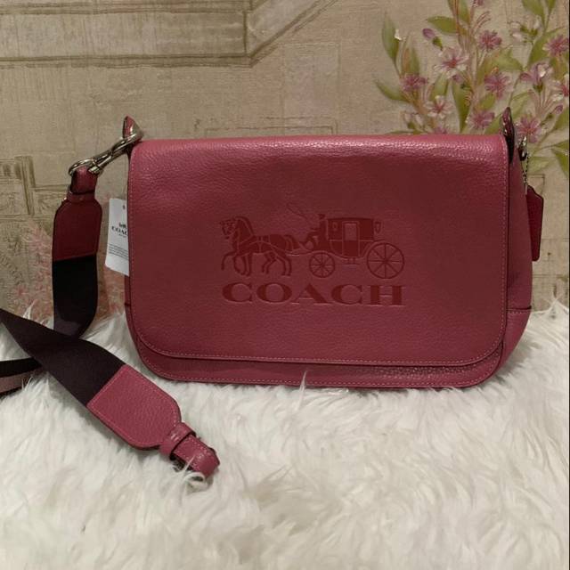 Coach Jes Messenger Rouge