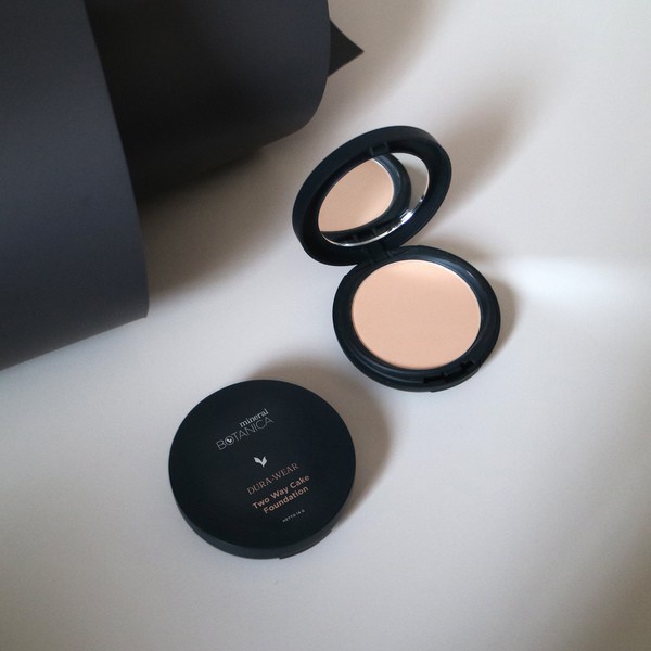 Mineral Botanica Dura Wear Two Way Cake Foundation