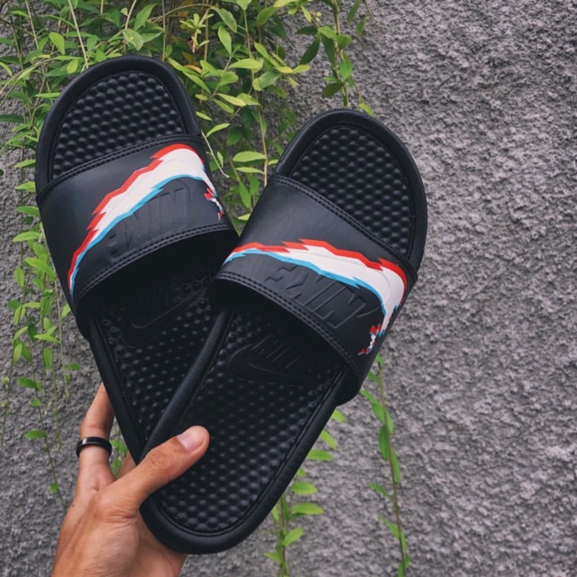 harga nike benassi slide