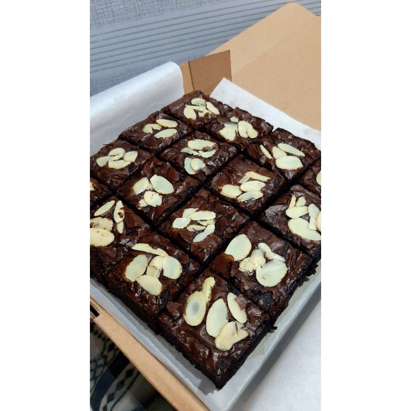 

FUDGY BROWNIES (LARGE) BY SUNAKKURA