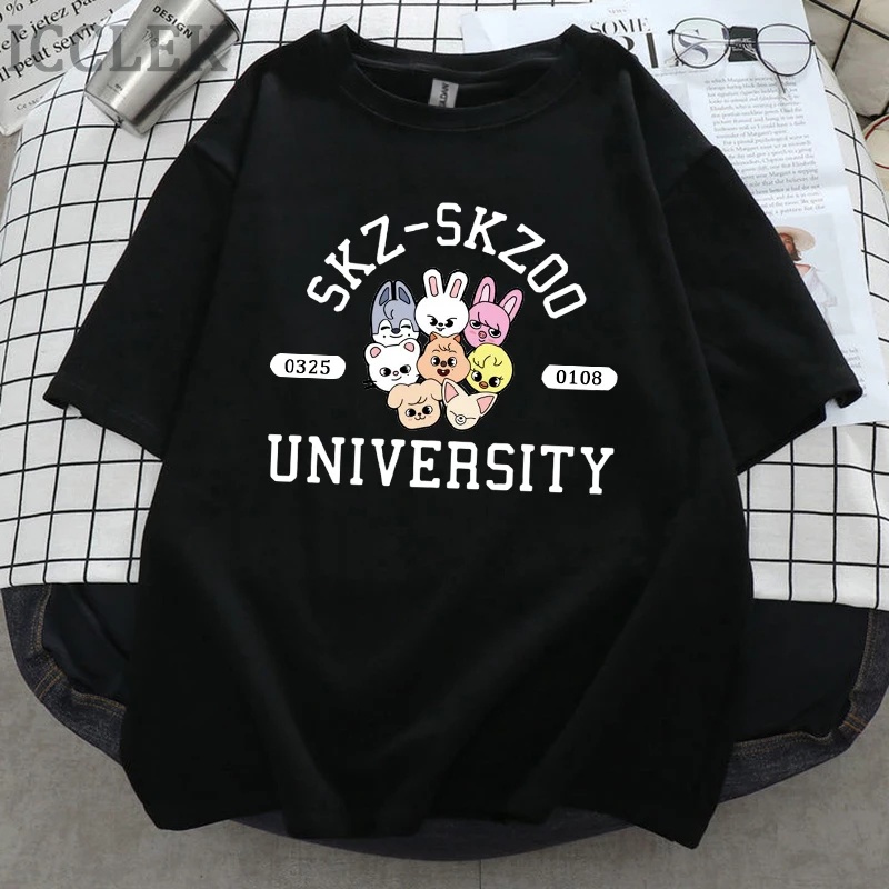 Kaos KPop Stray Kids Skz Skzoo University Oversize Kaos Stray Kids Lengan Pendek Distric Logo Unlock Lee Know Bang Chan Baju Stray Kids Lengan Panjang Oversize Murah T shirt Stray Kids Pria Ori T-shirt All Member Stray Kids Kpop Murah Wego Jumbo XXL