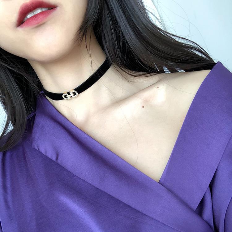 Kalung choker Bahan Kulit Warna Hitam Untuk Wanita