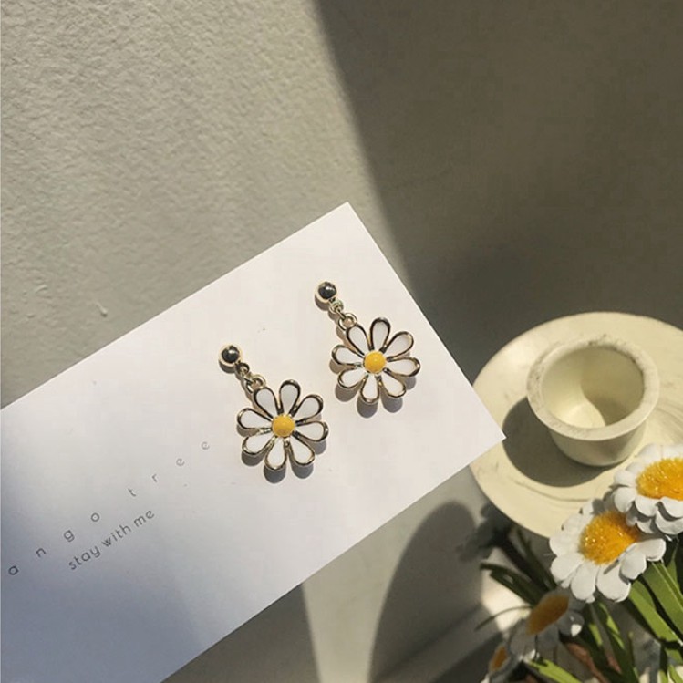 Anting Wanita Korea Bunga-bunga/ Korean Flowers Shape Earrings-Bunga Daisy
