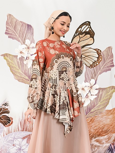 Kyra Blouse in Sunset - Wearing Klamby