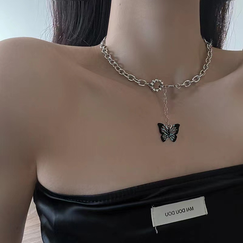 Jepang dan Korea gaya simple hollow tiga dimensi butterfly liontin kalung wanita ins gaya dingin tem