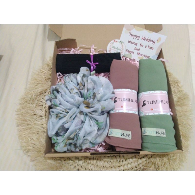

HAMPERS GIFT BOX KADO HIJAB ULANG TAHUN/WISUDA/WEDDING