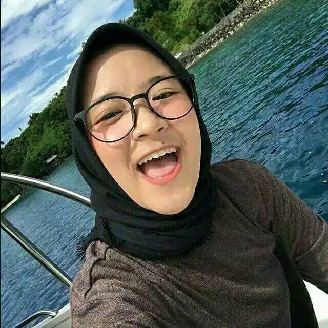 Kacamata nisa sabyan