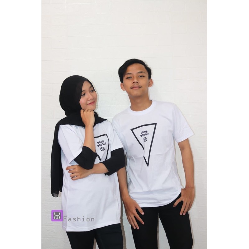 kaos distro couple warna putih motif segitiga