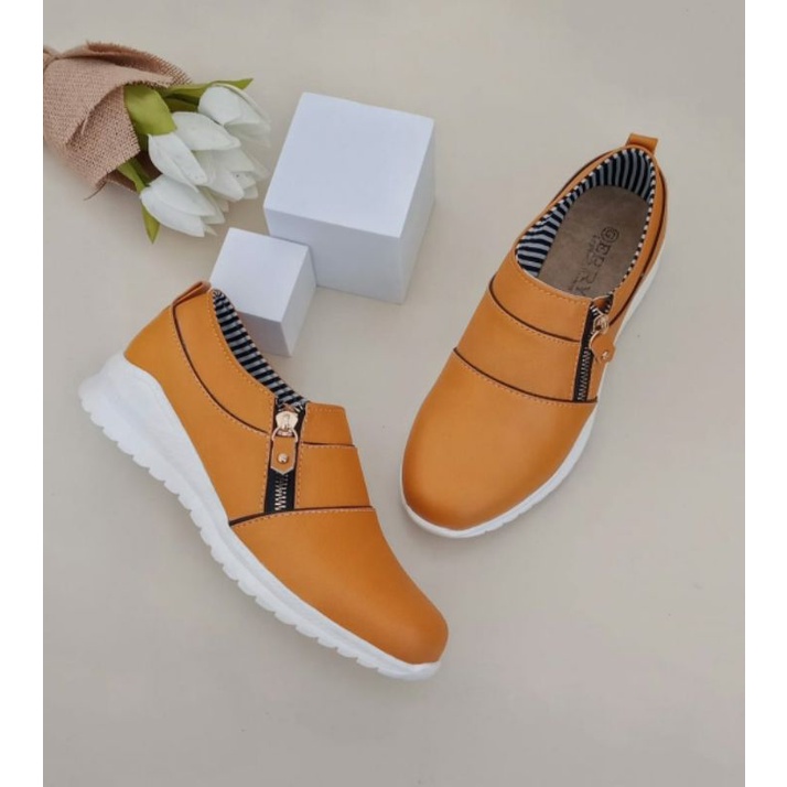 Sepatu Slip On Wanita