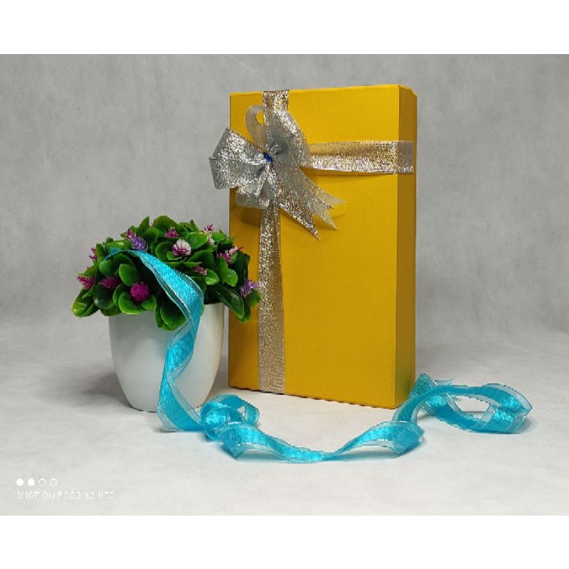 

Hardbox / Kotak Kado Kuning Polos + Pita P. 25cm X L. 15cm X T. 5cm