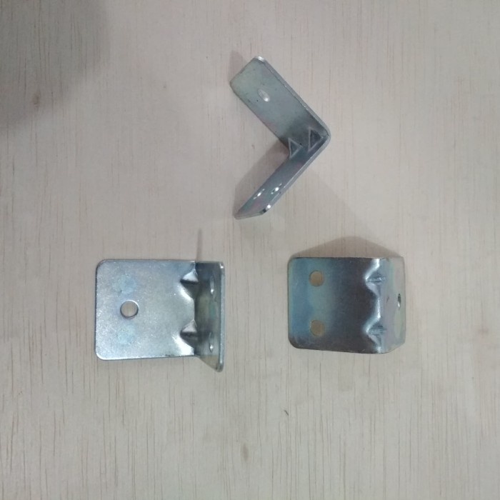 

siku 3x3 ambalan siku besi 4 lubang besi siku