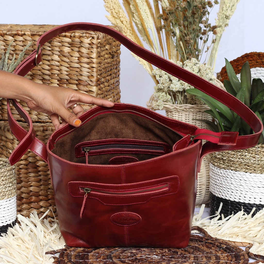 TAS SELEMPANG WANITA KULIT SAPI ASLI EMERALD MAROON / FREE GRAVIR NAMA KAMU DI GANTUNGAN TAS