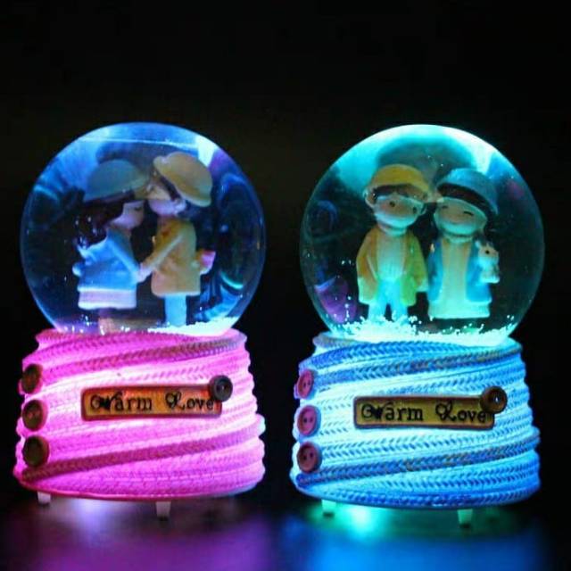 bola kristal salju musik bentuk couple music box / pajangan snowball snow globe hadiah romantis