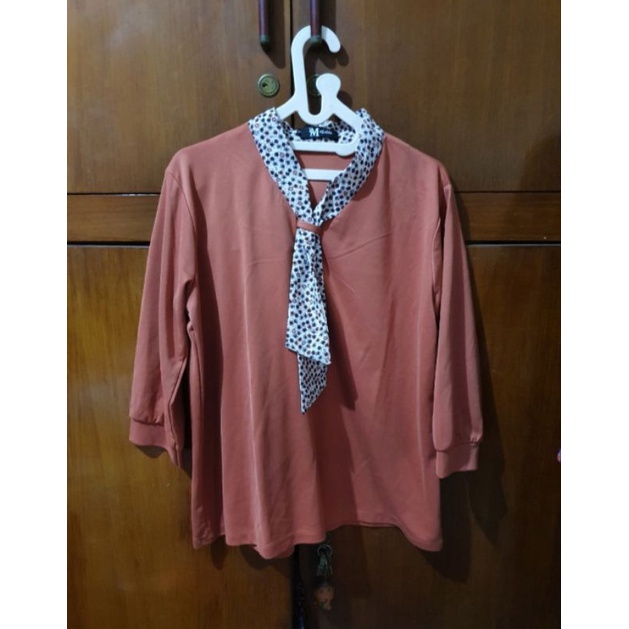 baju berdasi berpita putih  orange merah bata