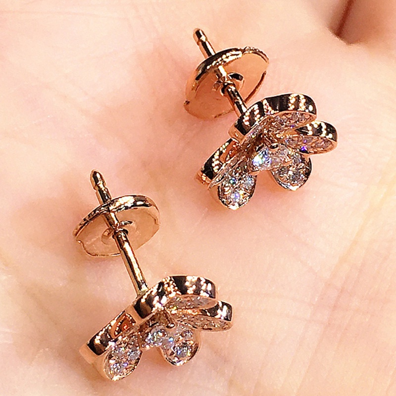 Anting Stud Desain Bunga Warna Emas Untuk Aksesoris Wanita