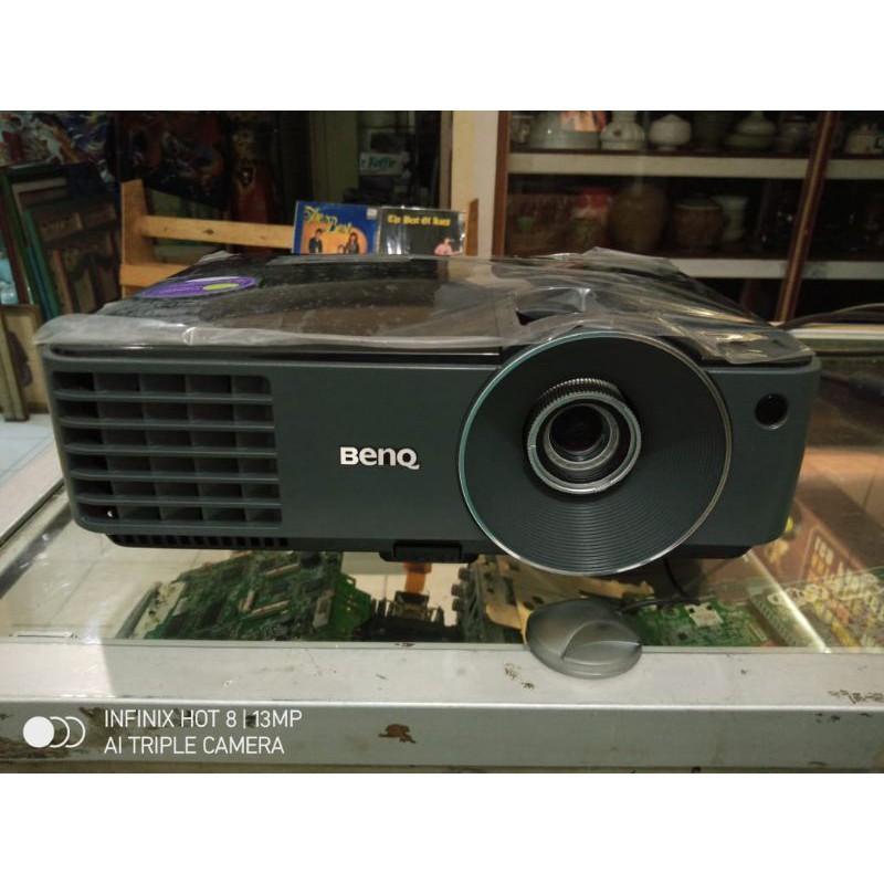 proyektor bekas BenQ mx600. 3200 lumens. xga. HDMI normal terang