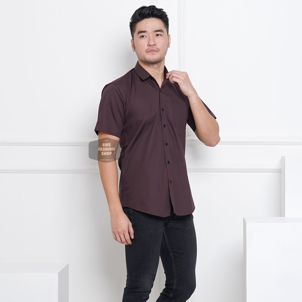 Kemeja Pria Polos Lengan Pendek Cowok Dark Brown Coklat tua Casual Slimfit 3347