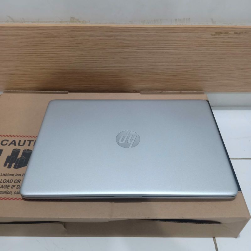 Laptop HP 14s -fq0010AU Amd 3020e Radeon Graphics Ram 4GB SSD 256Gb Keyboard Backlight Layar 14 inc windows 10