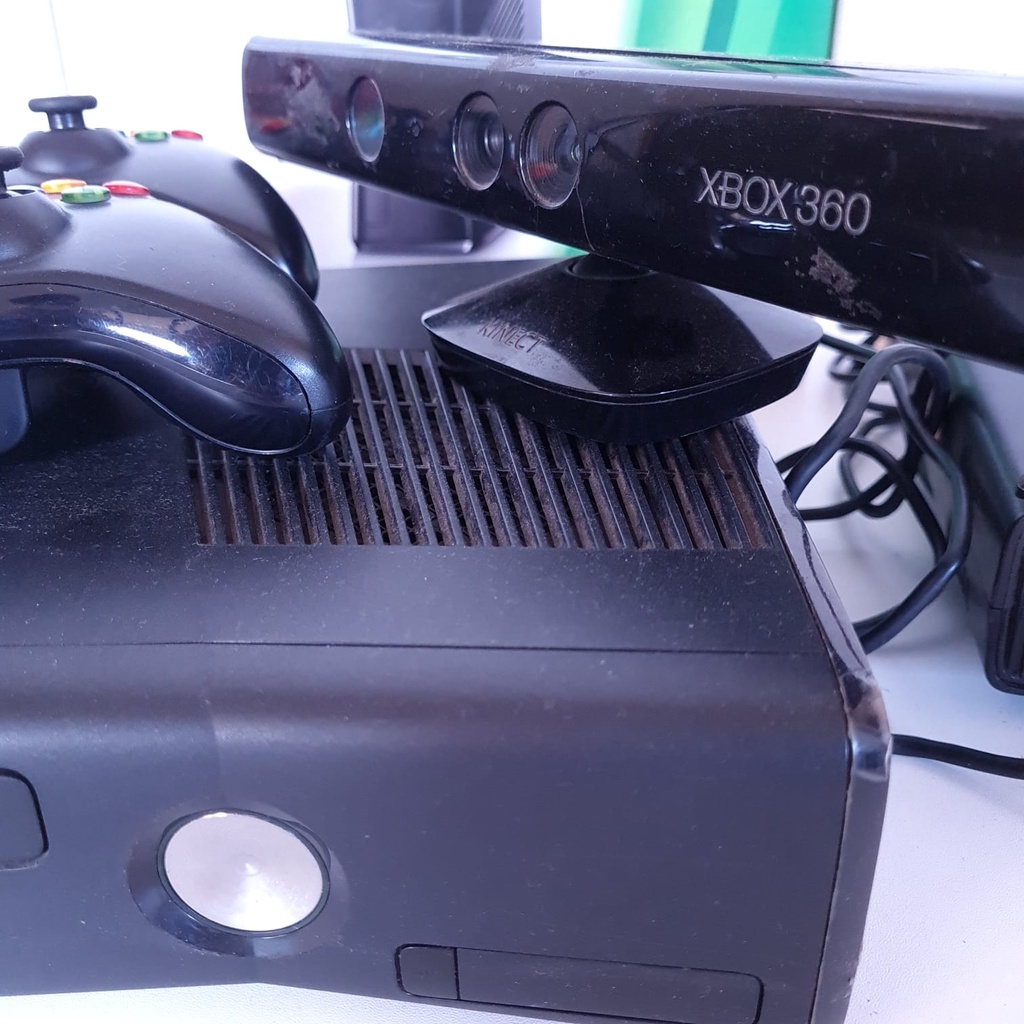 Xbox slim 360 original microsoft, bukan refubish / rekondisi. Sudah rgh, jadi bisa memainkan game le