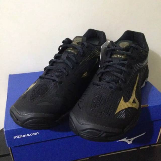 Sepatu Volly Mizuno Wave Lightning Z4 Black Gold Original