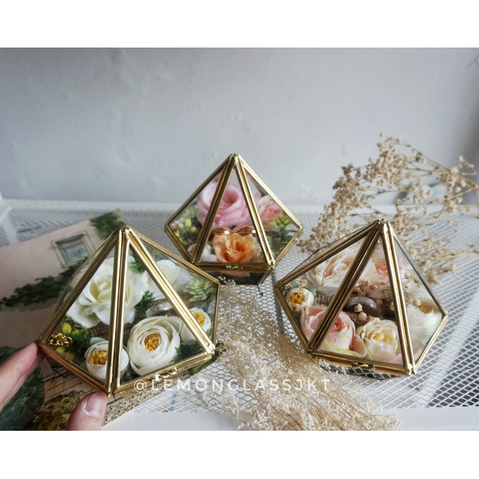 Ring Bearer Pyramid tanpa alas kayu Terarium Bunga Artificial