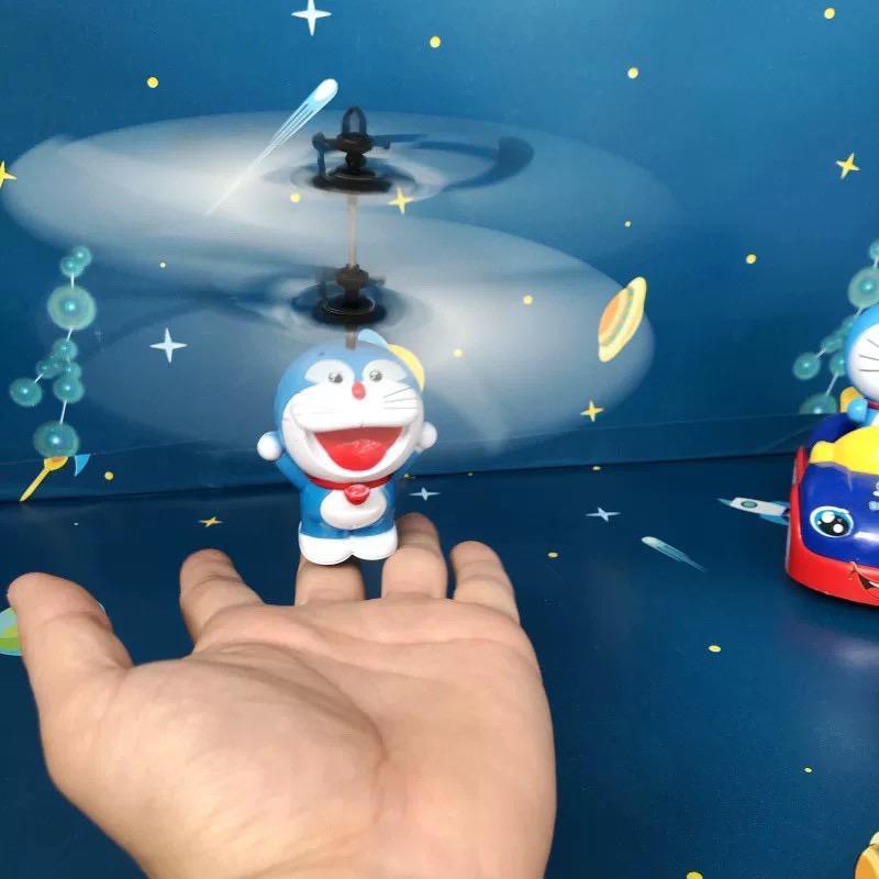 Flying Karakter boneka SUPER HERO DORAEMON HELLOKITTY helikopter terbang sensor tangan mainan anak