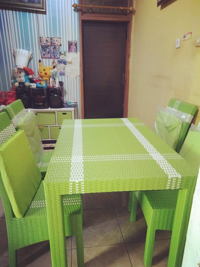 Meja Makan 4 Kursi