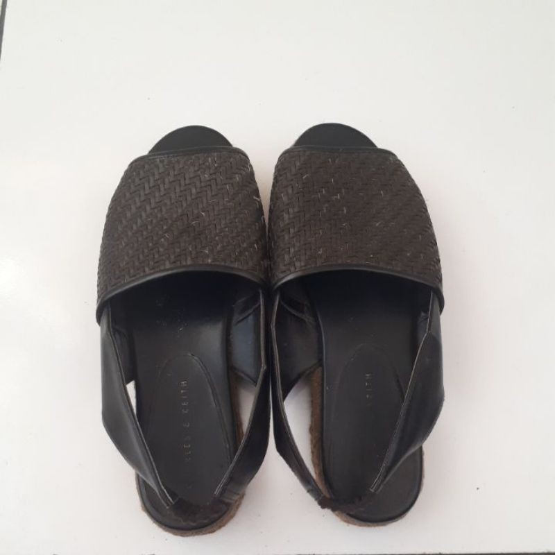 Sepatu sandal charles and keith preloved