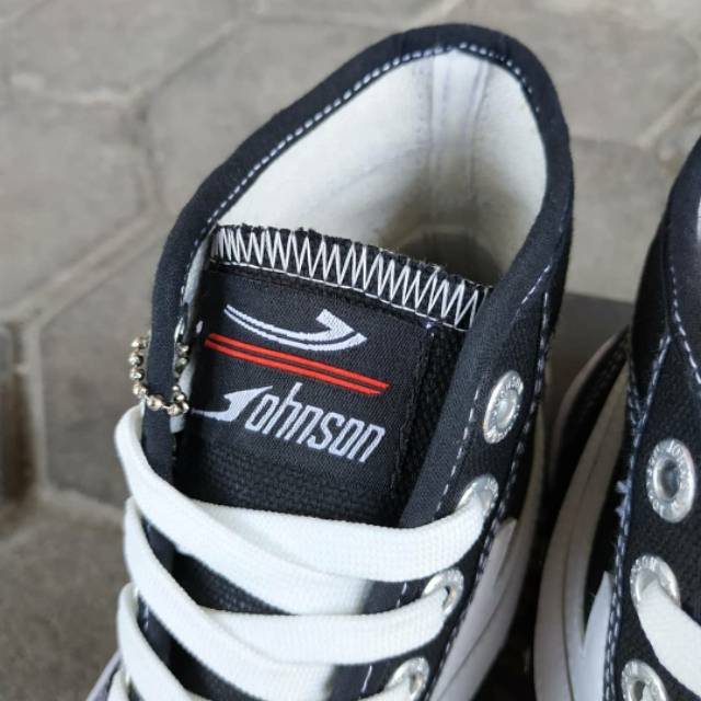 SEPATU JOHNSON PRO BLACK WHITE