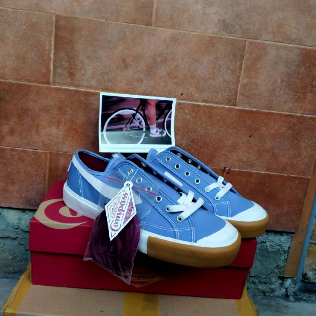 Sepatu Compass