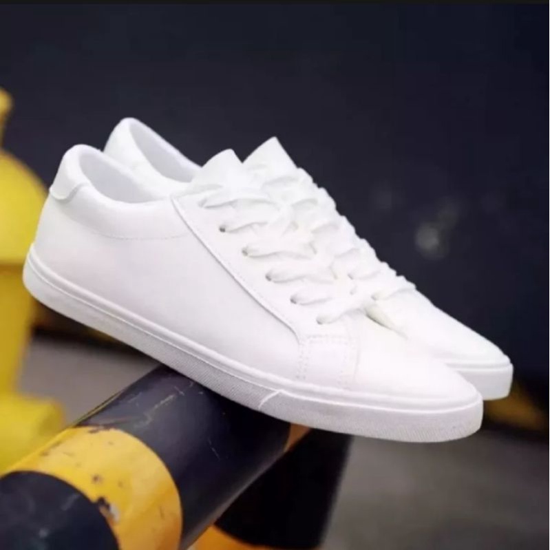 Spatu sneakrs casual full putih gratis kaos kaki sepatu pria dan wanita sepatu kets putih