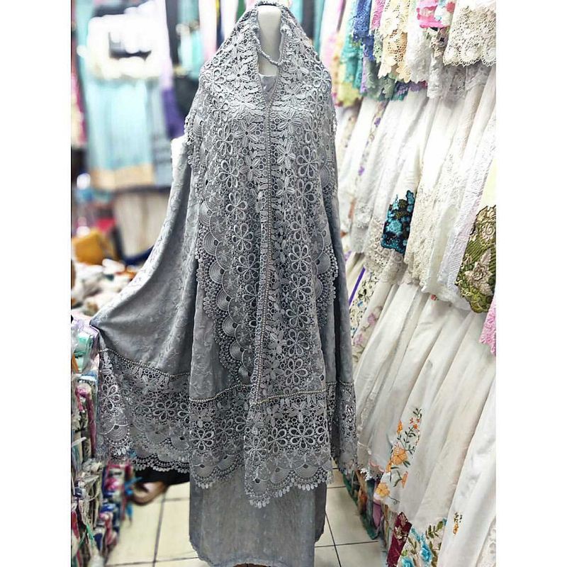 MUKENAH DEWASA TERBARU/SUTRA PRADA PARIS ORIGINAL RENDA SEROJA (ABU) //PROMO COD TERMURAH
