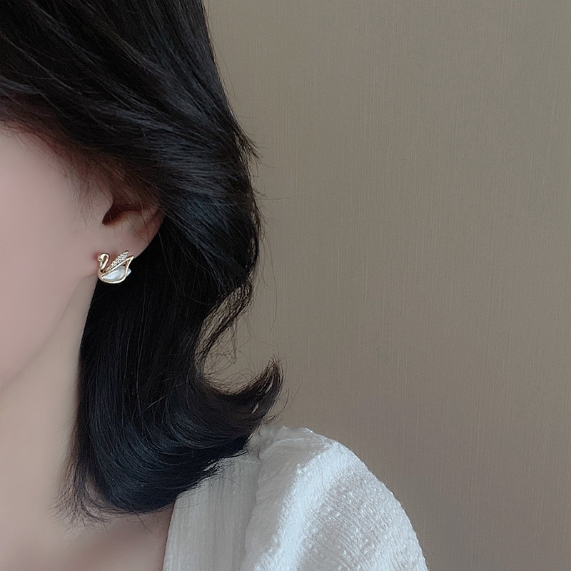 Anting Tusuk Motif Angsa Hias Kristal / Berlian Imitasi Simple Untuk Wanita